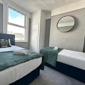 https://three-bedroom-house-next-to-brighton-station-slp-9.brighton-hotels-england.com